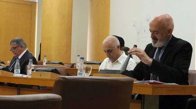 Varga, a la derecha, se dispone a tomar la palabra en el pleno (C.A.)