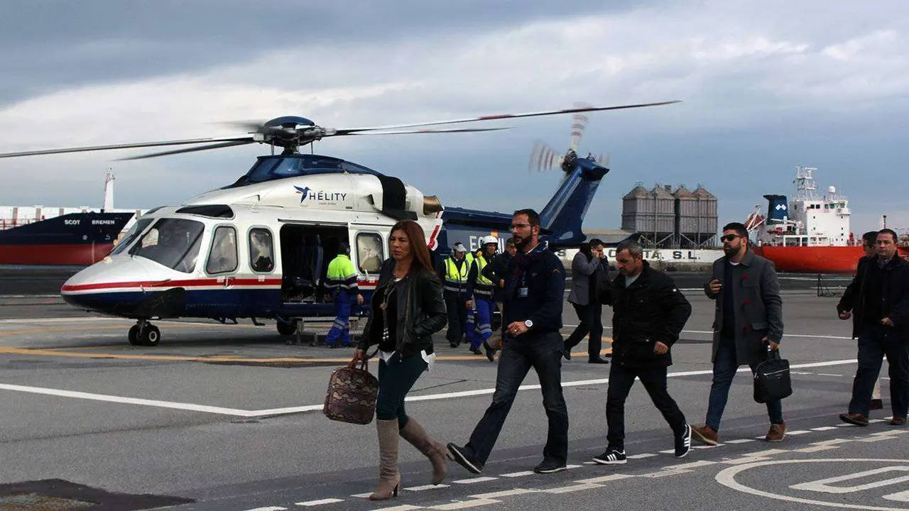 Pasajeros descienden de uno de los helic&oacute;pteros de H&eacute;lity (C.A./ARCHIVO)