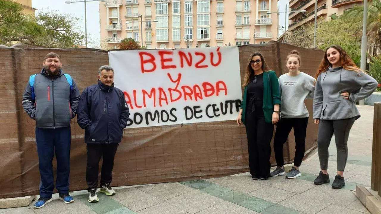 Representantes vecinales, hoy ante las puertas de la Delegaci&oacute;n del Gobierno (CEDIDA)