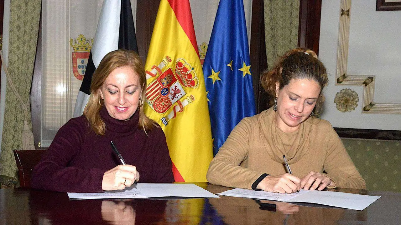 La consejera, Adela Nieto, y la presidenta de PROI Ceuta, Lola Bruz&oacute;n. firman el convenio (CEDIDA)