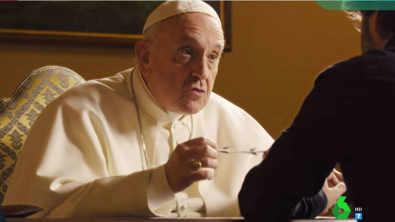 El papa Francisco sostiene un trozo de concertina mientras conversa con el periodista Jordi Évole (LA SEXTA)