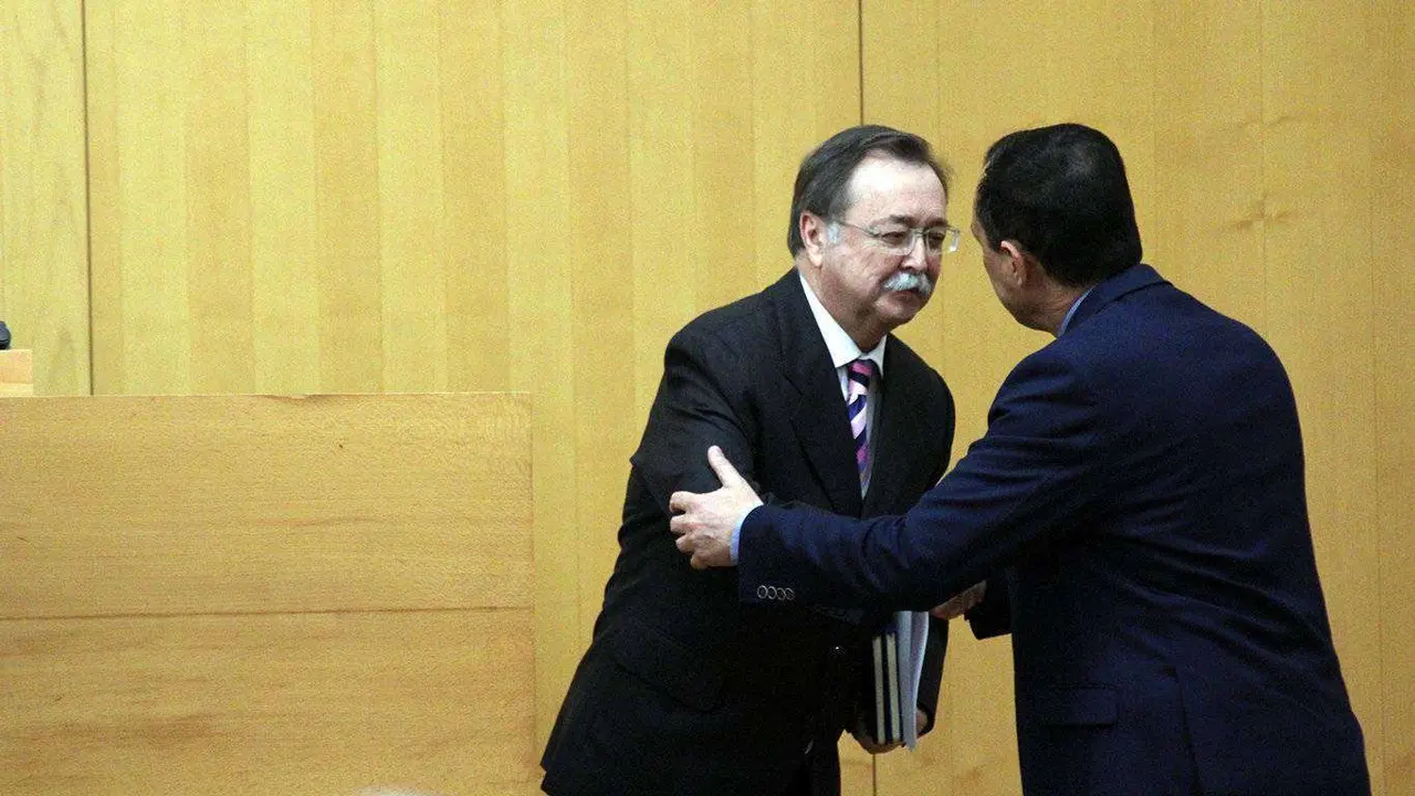 El popular Vivas y el socialista Hern&aacute;ndez se saludan antes del inicio de un pleno de la Asamblea (C.A./ARCHIVO)