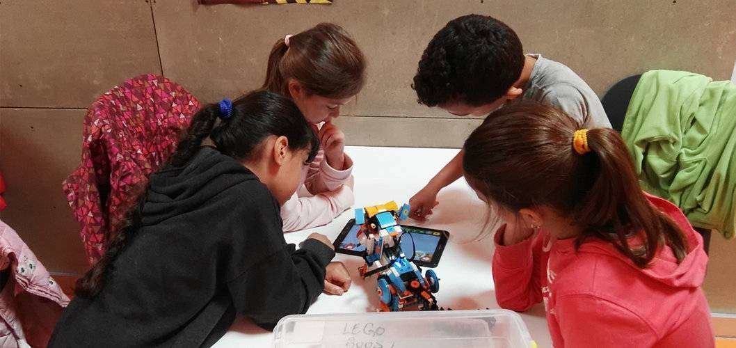 Alumnos del Ceip Ciudad de Ceuta enseñando como se programa con Lego Boost.