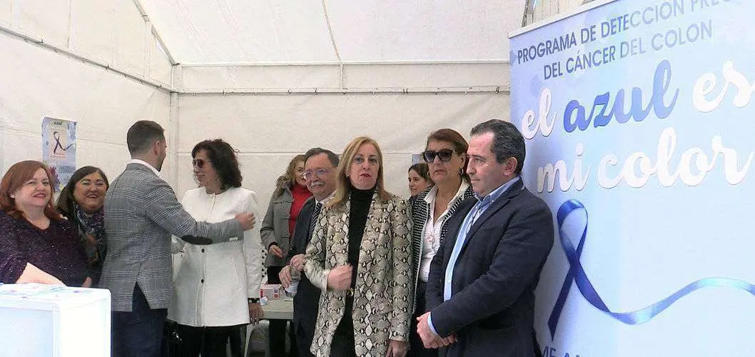 Expositor instalado esta ma&ntilde;ana en el Paseo del Revell&iacute;n (C.A.) c&aacute;ncer colon