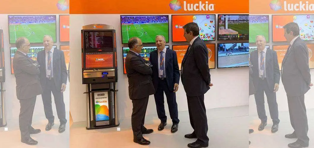 El consejero Gait&aacute;n, primero por la izquierda, departe con responsables de Luckia en la Feria del Juego de Madrid (CEDIDA)