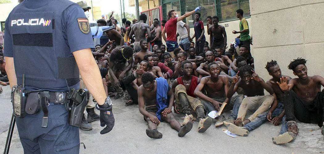 Un grupo de migrantes se concentra a las puertas del CETI tras saltar la valla fronteriza el pasado agosto (C.A./ARCHIVO)