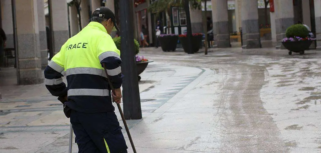 Un trabajador de la concesionaria de la limpieza p&uacute;blica, en plena faena (C.A.)
