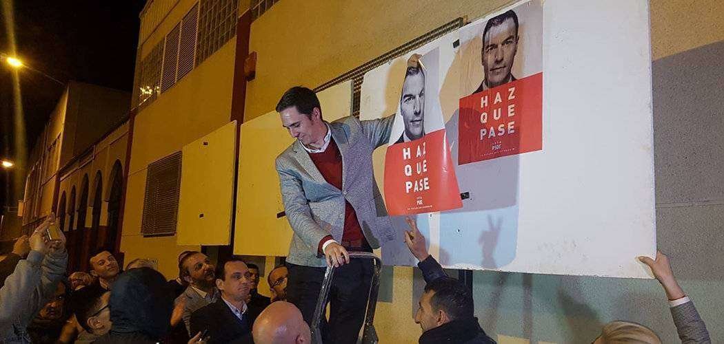 José Simón pega un cartel electoral en El Príncipe (C.A.)