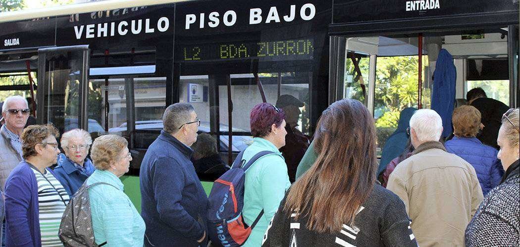 Uusrios del servicio de autobús, en la parada del Mercado Central (C.A./ARCHIVO)