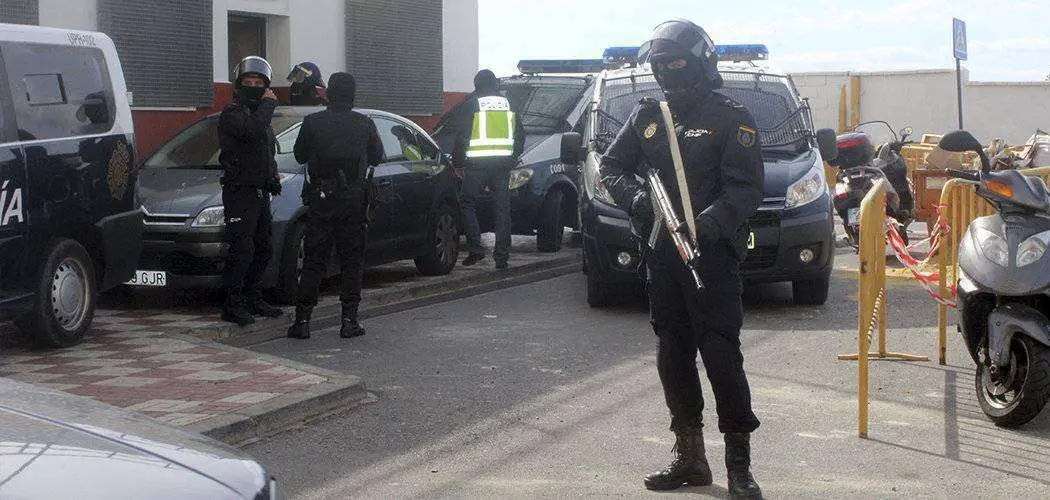 Agentes de la Polic&iacute;a Nacional, durante una operaci&oacute;n terrorista desarrollada en Ceuta (C.A./ARCHIVO)