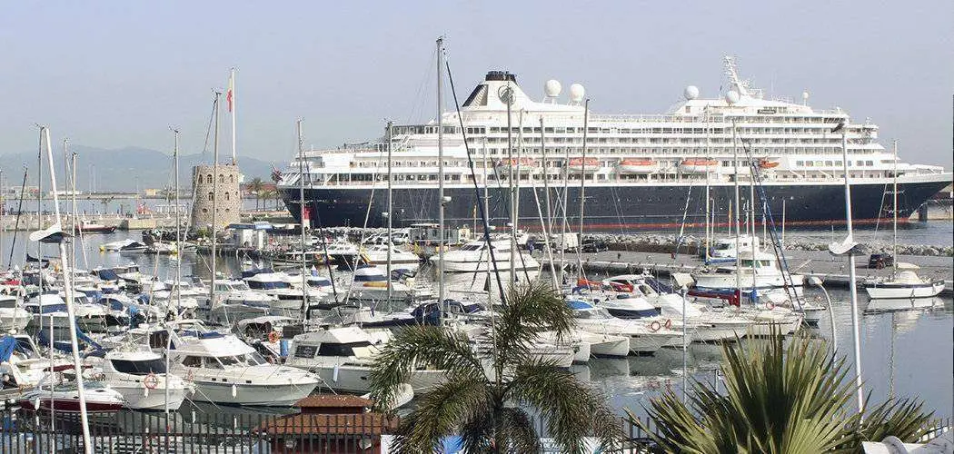 El "Prinsendam", atracado en el puerto ceut&iacute; (C.A.)