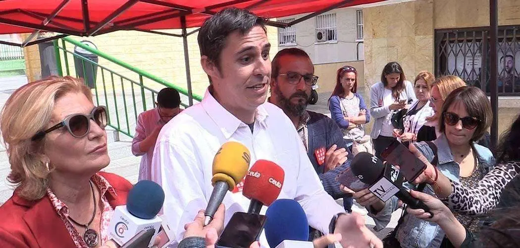 El candidato al Congreso por el PSOE,Jos&eacute; Sim&oacute;n, hoy en la Plaza de Azc&aacute;rate (C.A.)