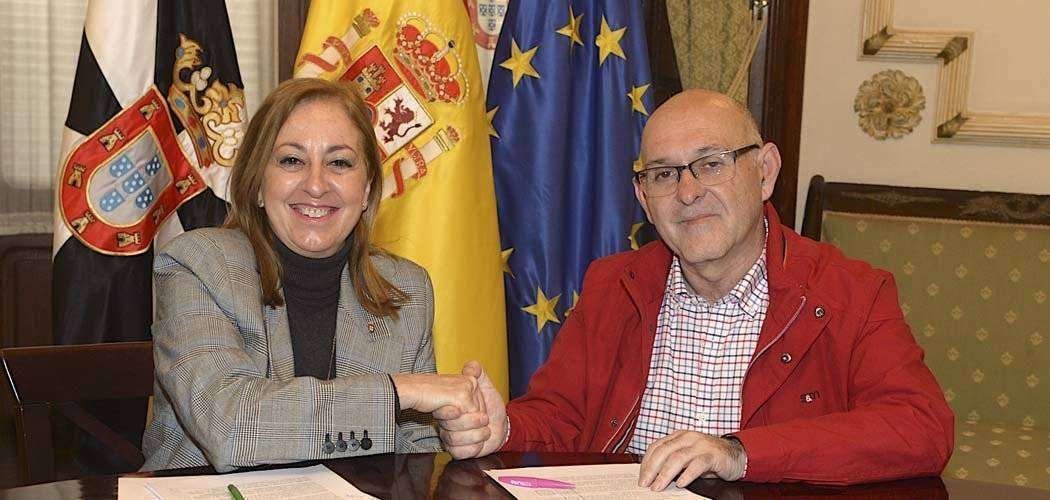 La consejera Adela Nieto y el representante de la Asociación Síndrome de Asperger, Juan Muñoz, en el acto de la firma (CEDIDA)