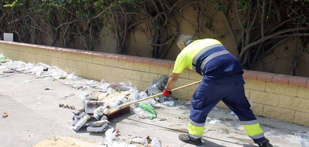 Un trabajador de la limpieza asea una acera en Compañía de Mar (C.A./ARCHIVO)