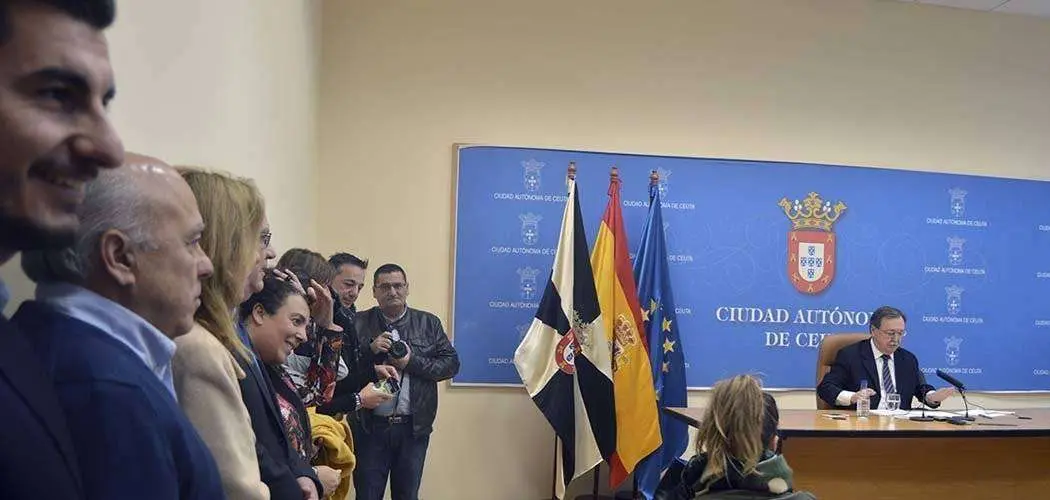 Vivas ofrece una rueda de prensa mientras sus consejeros le observan (C.A./ARCHIVO)