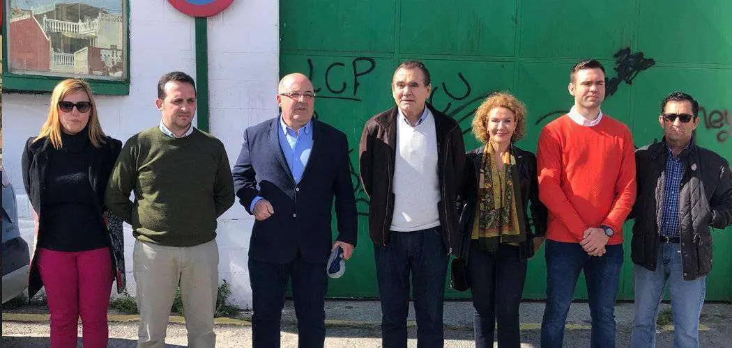 Candidatos y simpatizante de Vox, hoy de visita en Los Rosales (C.A.)