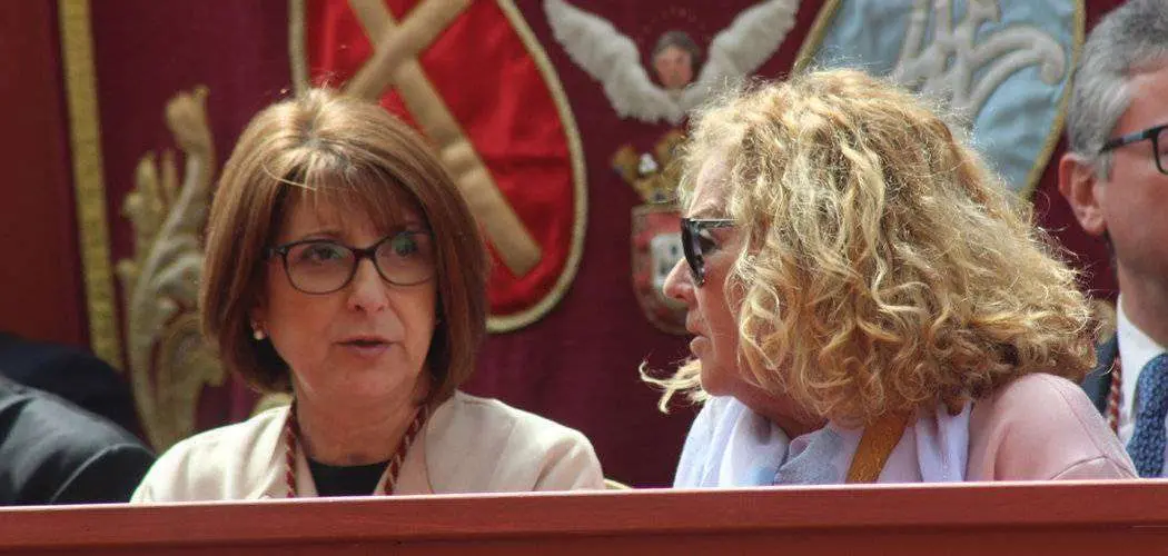 Mercado (izqda.) en el palco de autoridades durante la procesi&oacute;n de el Resucitado (C.A.)