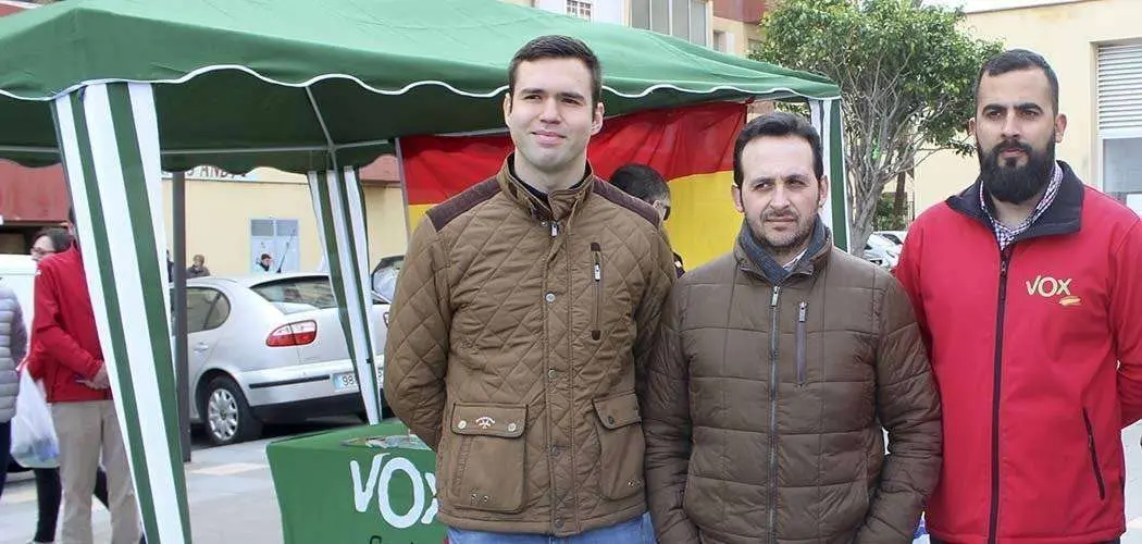 Verdejo, a la izquierda, y Redondo, en el centro, en un acto de Vox (C.A./ARCHIVO)