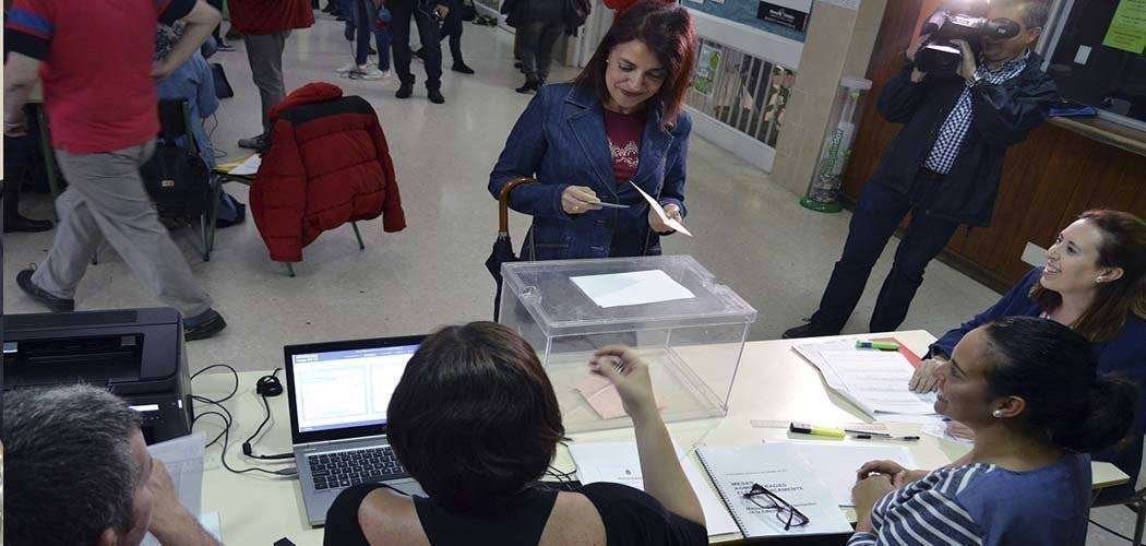 Una ciudadana deposita su voto en un colegio electoral (C.A./ARCHIVO)
