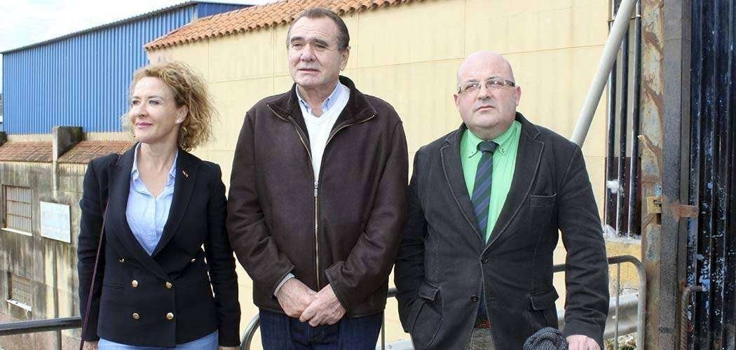 Los candidatos de Vox Yolanda Merelo, Rafael Rodríguez y José María Rodríguez, hoy en el polígono de El Tarajal (C.A.)