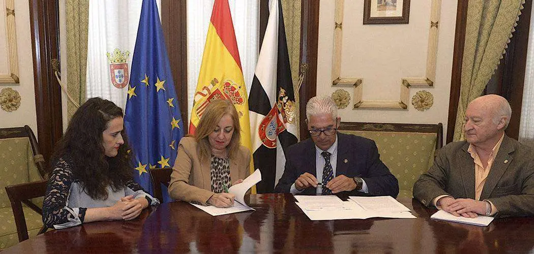 Un momento de la firma del acuerdo (CEDIDA)
