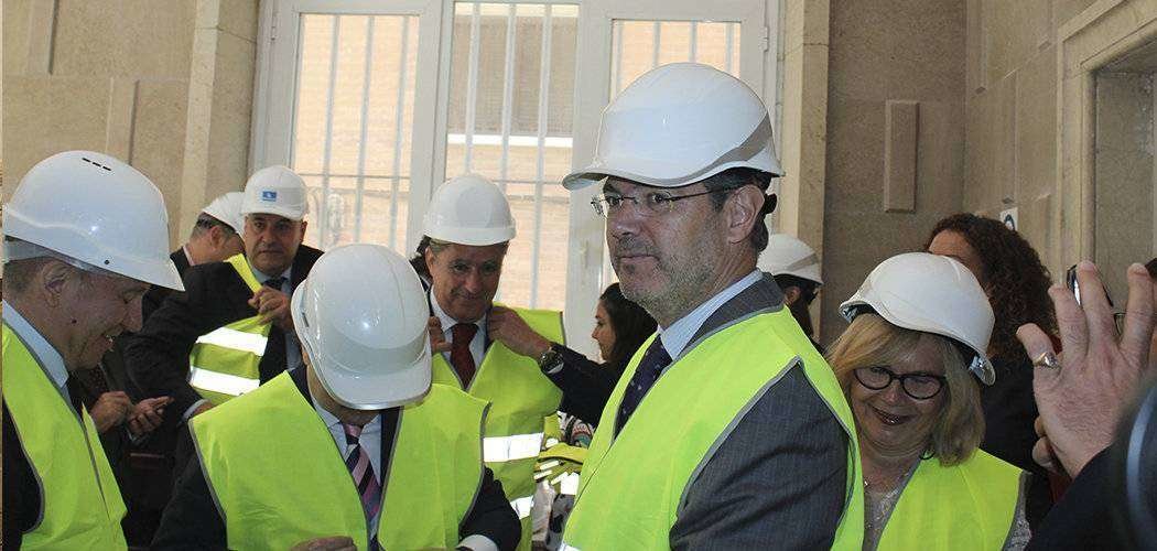 El exministro de Justicia, Rafael Catalá, visita las obras de rehabilitación del edificio del Banco de España en 2017 (C.A./ARCHIVO)