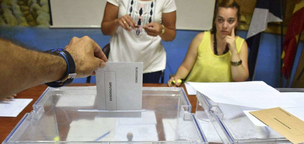 Un elector deposita su voto en las pasadas elecciones generales (C.A.)