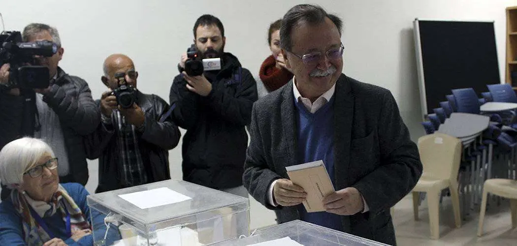 Vivas vota en el colegio electoral abierto en la Casa de la Juventud (C.A.)