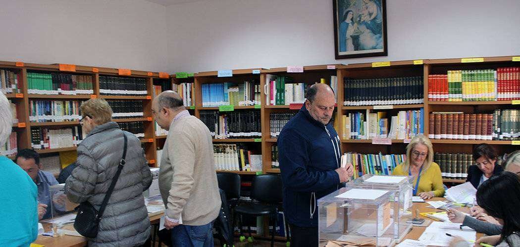 Votantes, en el colegio electoral (C.A.)