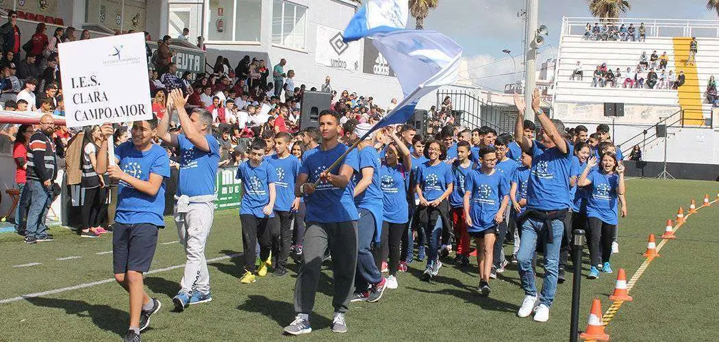 Desfile de los participantes sobre el c&eacute;sped del Alfonso Murube (C.A.)