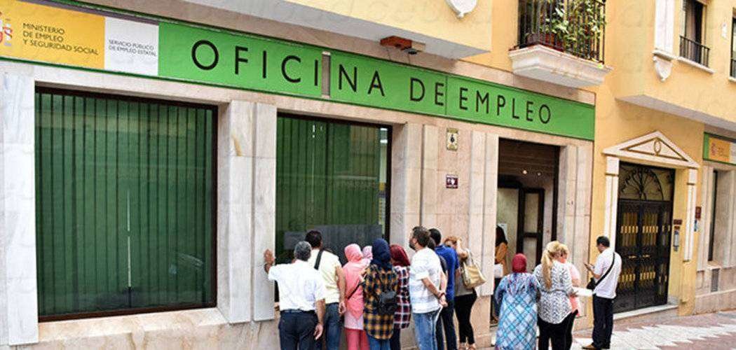 Desempleados ceutíes, a las puertas de la oficina del SEPE (C.A./ARCHIVO)