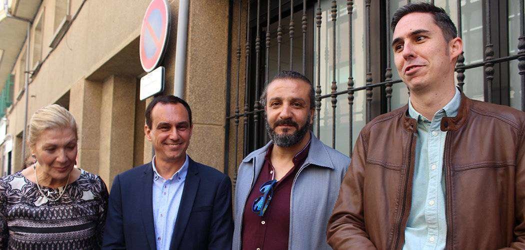 Los parlamentarios electos, junto al secretario general del PSOE, Manuel Hernández hoy a la puerta del juzgado (C.A.)
