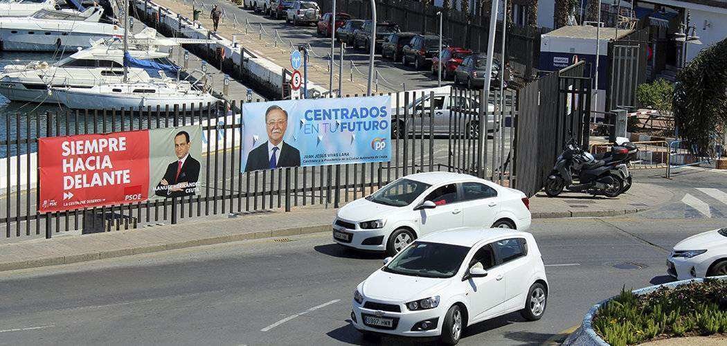 Pancartas electorales junto al puerto deportivo (C.A.)