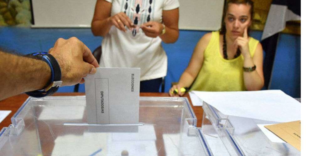 Un hombre deposita su voto en una mesa electoral (C.A./ARCHIVO)