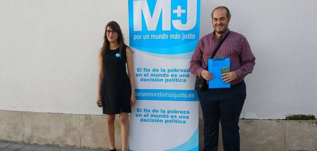 Los activistas de M+J Boutaina Hanine y Emilio Nepomuceno (C.A.)