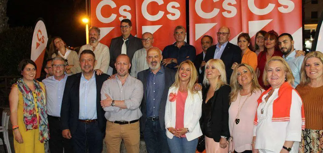 Los candidatos de Ciudadanos posan finalizado el acto (C.A.)