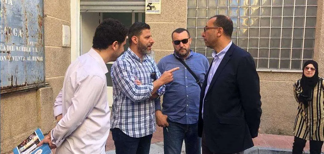 El candidato Mohamed Al&iacute; departe con sus colaboradores a las puertas de los servicios sociales municipales (C.A./ARCHIVO)