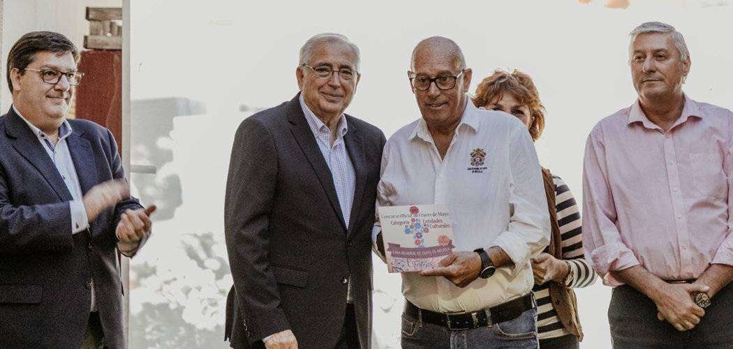 De la Cruz recibe el premio de manos del presidente de Malilla, Juan José Imbroda (CEDIDA)