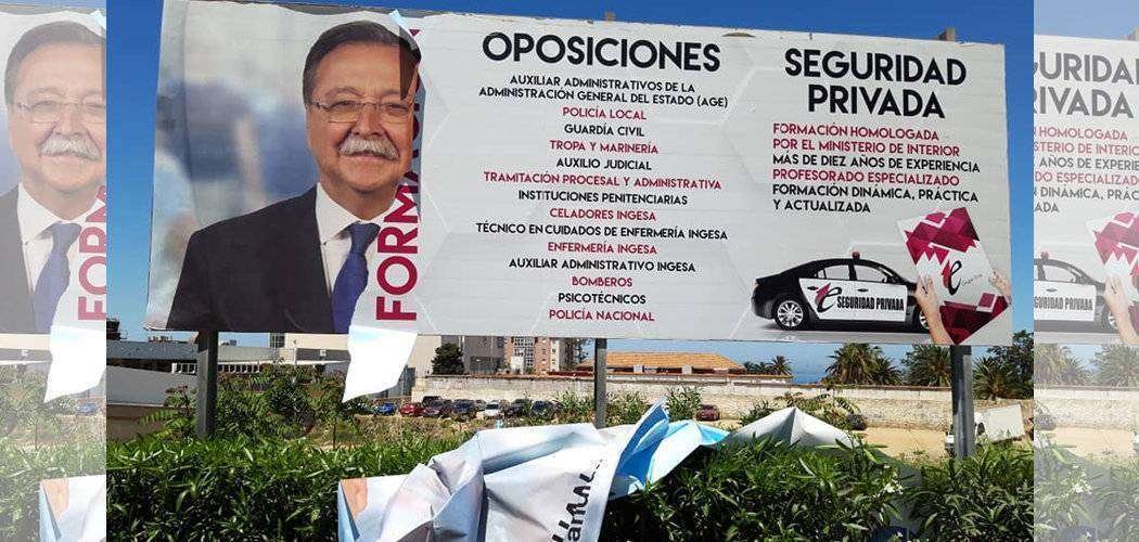 Uno de los carteles electorales del PP destrozados (PP)