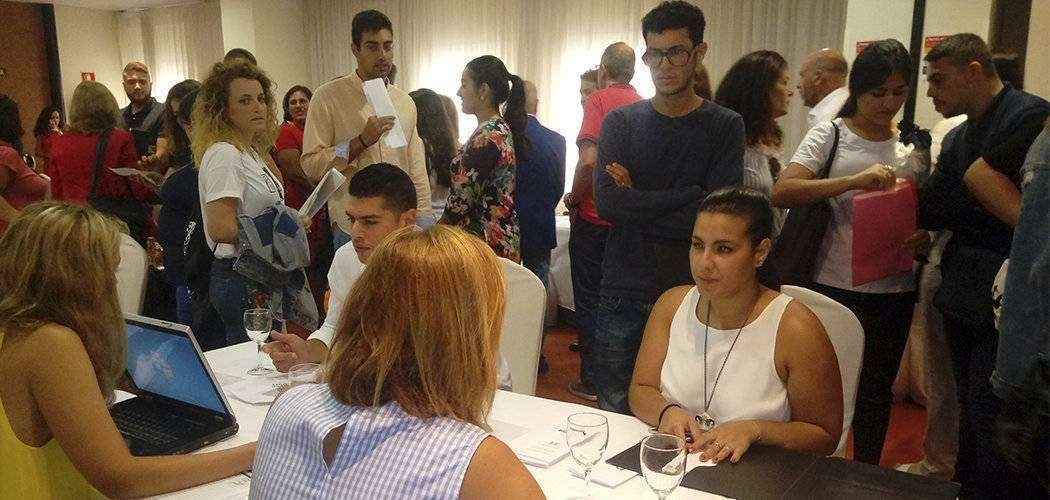 Jóvenes participantes en una pasada edición de la Feria de Empleo (C.A./ARCHIVO)