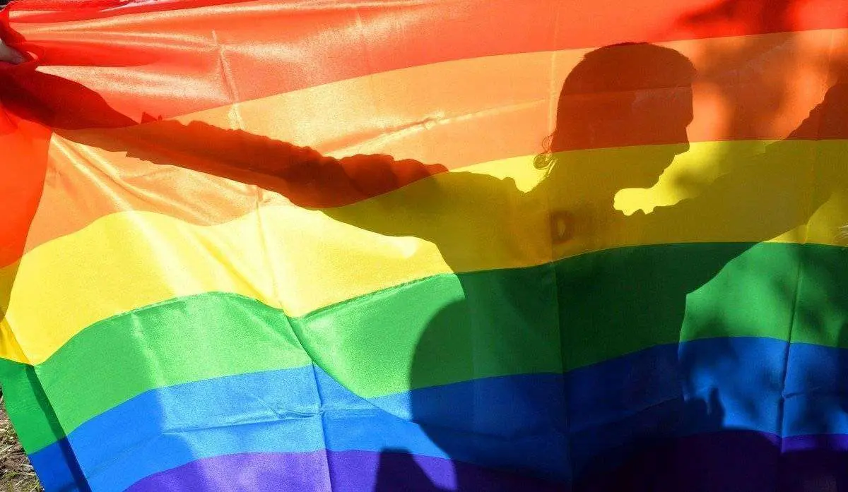 manifestante-tras-bandera-arcoiris-gay-parade-kiev-2013-1496832759836