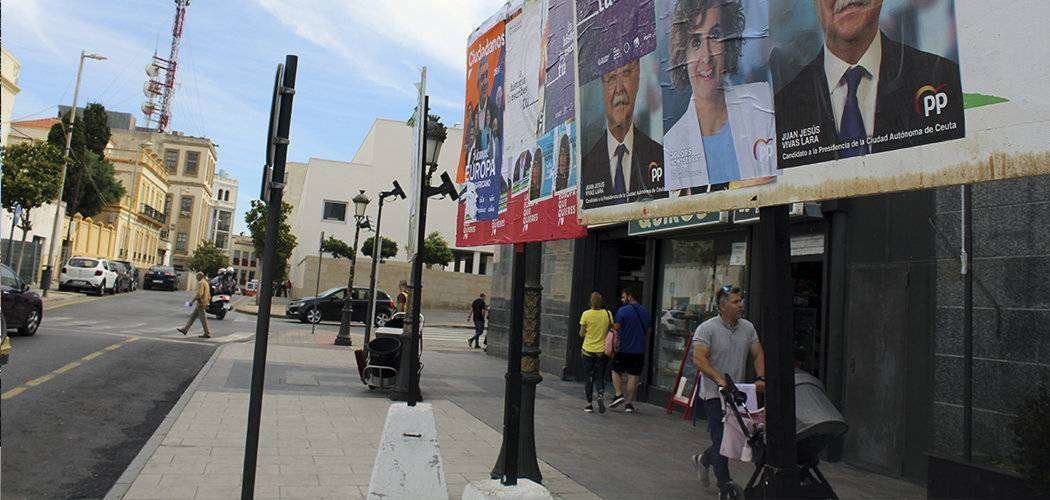 Carteles electorales frente al Ceuta Center (C.A.)