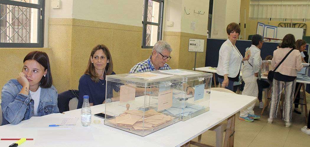Votantes en un colegio electoral (C.A.)