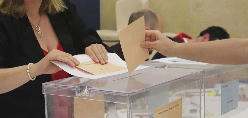 Urna en un colegio electoral de la ciudad (C.A.)