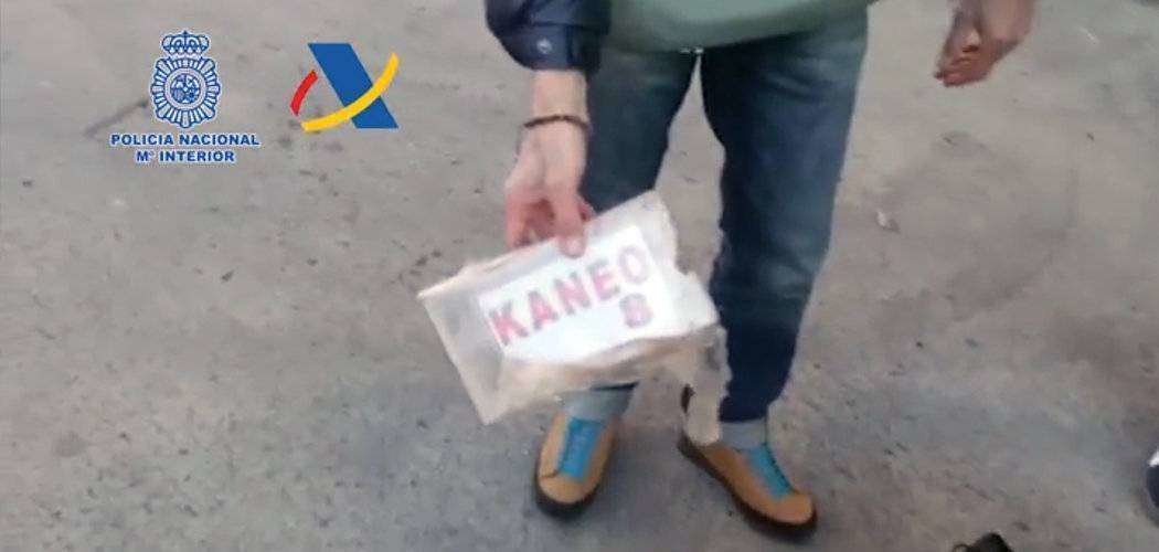 Un agente muestra uno de los paquetes con droga incautados en la operación (CEDIDA)