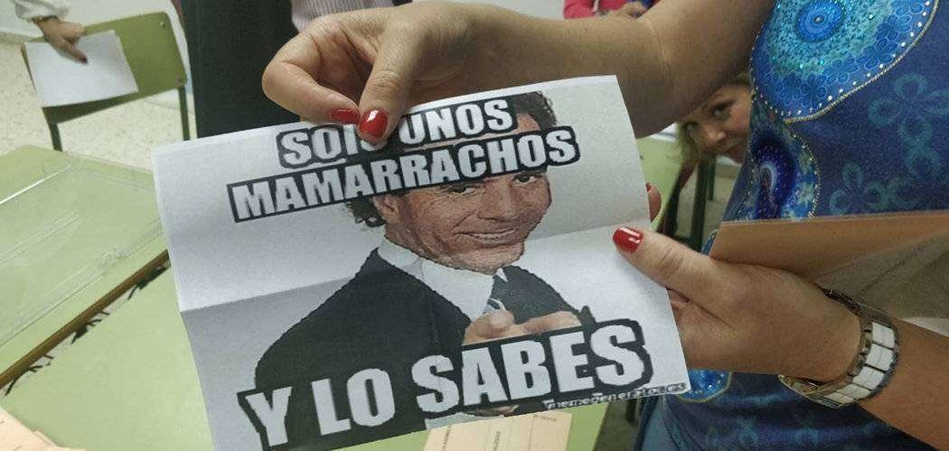 Un &#34;meme&#34; de Julio Iglesias encontrado en uno de los sobres depositados por un elector en la urna (CEDIDA)