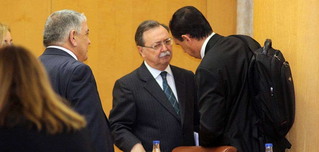 Vivas y Hernández charlan durante un receso de una sesión del pleno de la Asamblea (C.A./ARCHIVO)