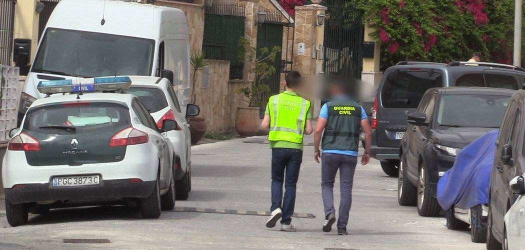Agentes de la Guardia Civil participan en el registro de una vivienda en la zona de Benítez (C.A.)
