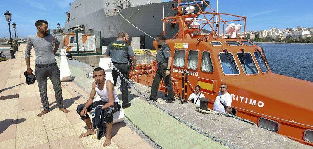 Dos de los migrantes, tras ser desembarcados (C.A.)