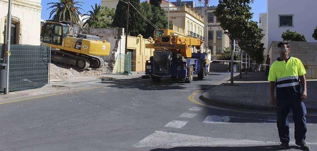 Trabajos de demolición en la calle Padilla (C.A.)